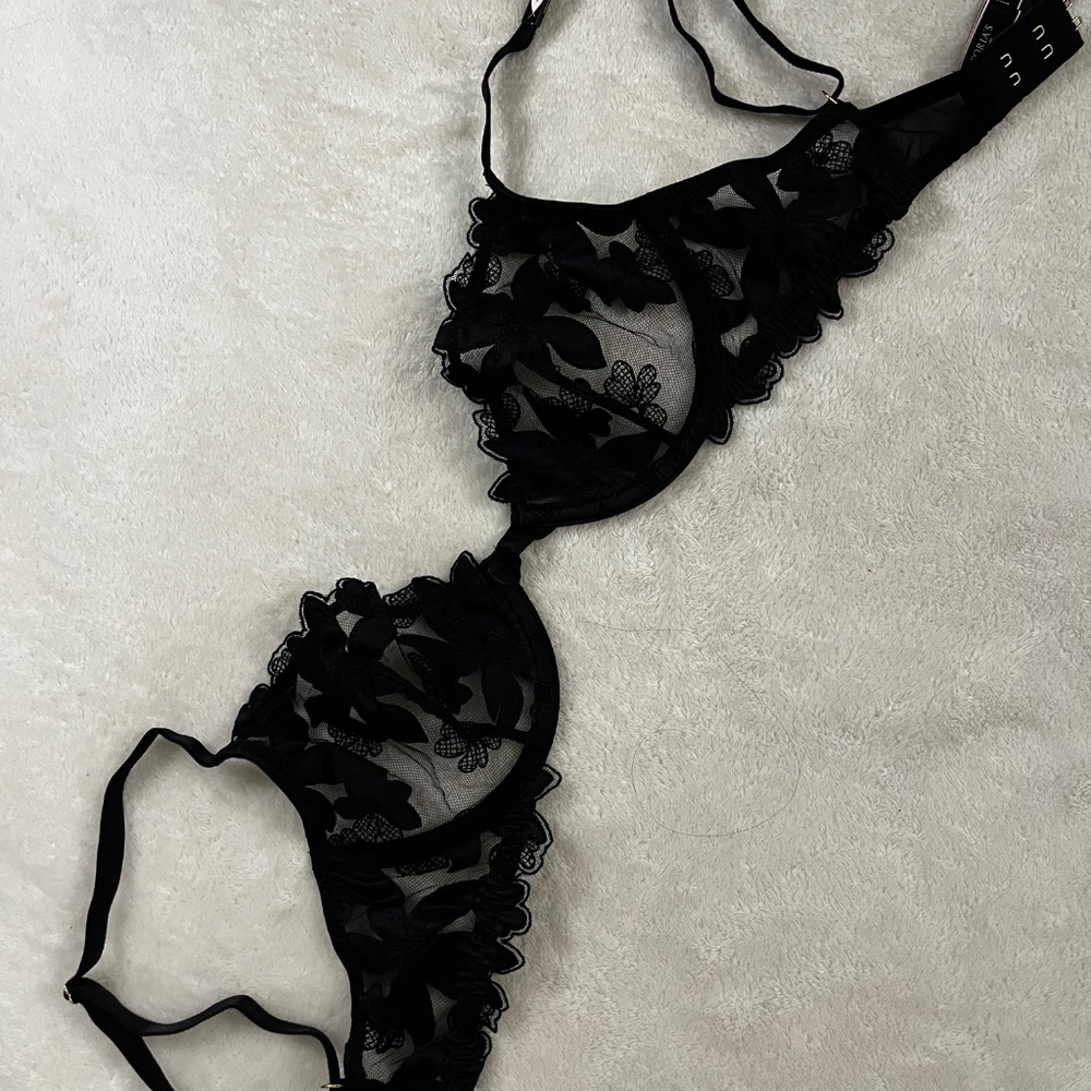 Victoria's Secret Very Sexy Bra embroidered (never worn)